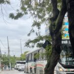 Acidente entre moto e ônibus deixa trânsito parado no Centro de Cabo Frio