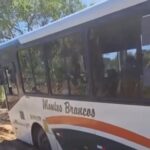 Ônibus da linha B501 fica atolado na estrada da Baía Formosa, em Armação dos Búzios