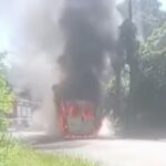 Van da cooperativa de transporte pega fogo na subida de João Fernandes, em Armação dos Búzios