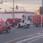 Carro capota após colisão em cruzamento movimentado de Cabo Frio