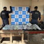 Polícia Militar apreende drogas, réplica de fuzil e detém nove homens em ações em Maricá, no Rio
